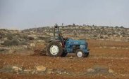 الاحتلال يعتدي على مواطن ويستولي على جرار زراعي جنوب الخليل