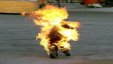 بالفيديو : شاب اردني يشعل النار في نفسه امام المارة