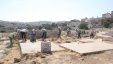 بلدية الخليل وشركائها ينظمون حملة لتنظيف مقابر المدينة