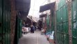 مستوطنون يحطّمون أبواب محلات تجارية في البلدة القديمة من الخليل