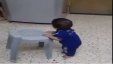 بالفيديو : الشهيد الرضيع يحاول المشي 