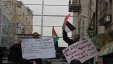 نشطاء يرفعون العلم الفلسطيني على مدخل شارع الشهداء بالخليل