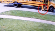 فيديو مروع +18.. حافلة تجر طفلة في الشارع لمسافة طويلة دون ملاحظة السائق