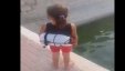 فيديو: طفلة من الخليل تسبح كالدولفين 