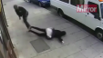 بالفيديو:  لحظة اعتداء وحشي على فتاة محجبة في لندن