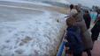 شاهد بالفيديو : فتاة يلقنها البحر درسا..بعد أن استهانت به