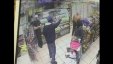 بالفيديو: رجل يبصق على مسلمتين ويصفهن بالإرهابيات في نيو يورك..!!