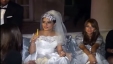 بالفيديو : عروس تترك عريسها ليلة زفافها من أجل 