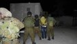 الاحتلال يعتقل 7 مواطنين ويصادر سلاحا من الخليل