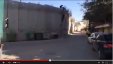 شاهد معاناة العمال الفلسطينين اثناء الوصول الى عملهم ..عبر القفز عن جدار الفصل العنصري 