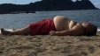 صورة لرجل ينام على الشاطئ تشعل الإنترنت!