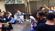 بالصور : مستوطنون يرفعون الأعلام الإسرائيلية عند باب السلسلة في الاقصى 