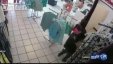 بالفيديو: فتاة تسرق ملابس وتخفيها بين ساقيها