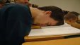 بالفيديو ..مدرس يوقظ طالبا من نومه بـطريقة ... لن تتوقعها ... !!!