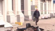 بالفيديو : مقتل شخص سقطت فوقه شرفة منزل